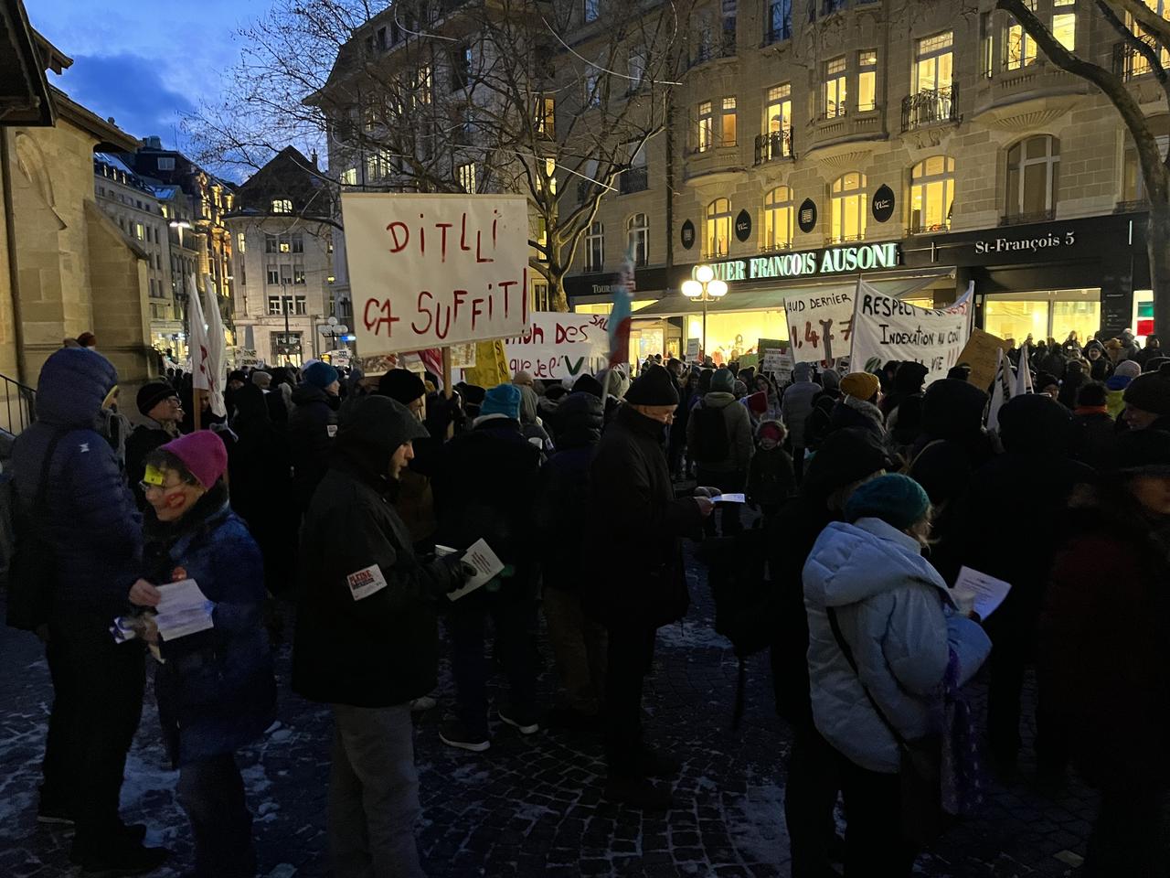 Vue sur une partie du défilé encore à Saint-François à Lausanne. [RTS - Yoan Rithner]