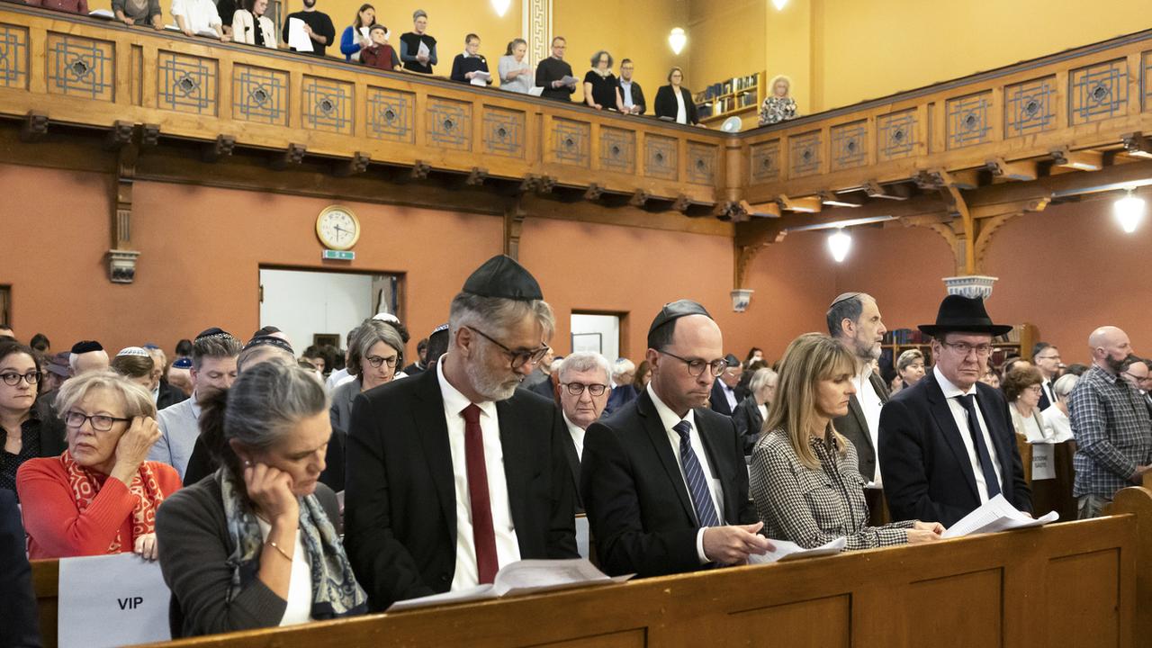 Une cérémonie en mémoire des victimes des attaques du Hamas a eu lieu à la synagogue de Berne. [Keystone - Peter Klaunzer]