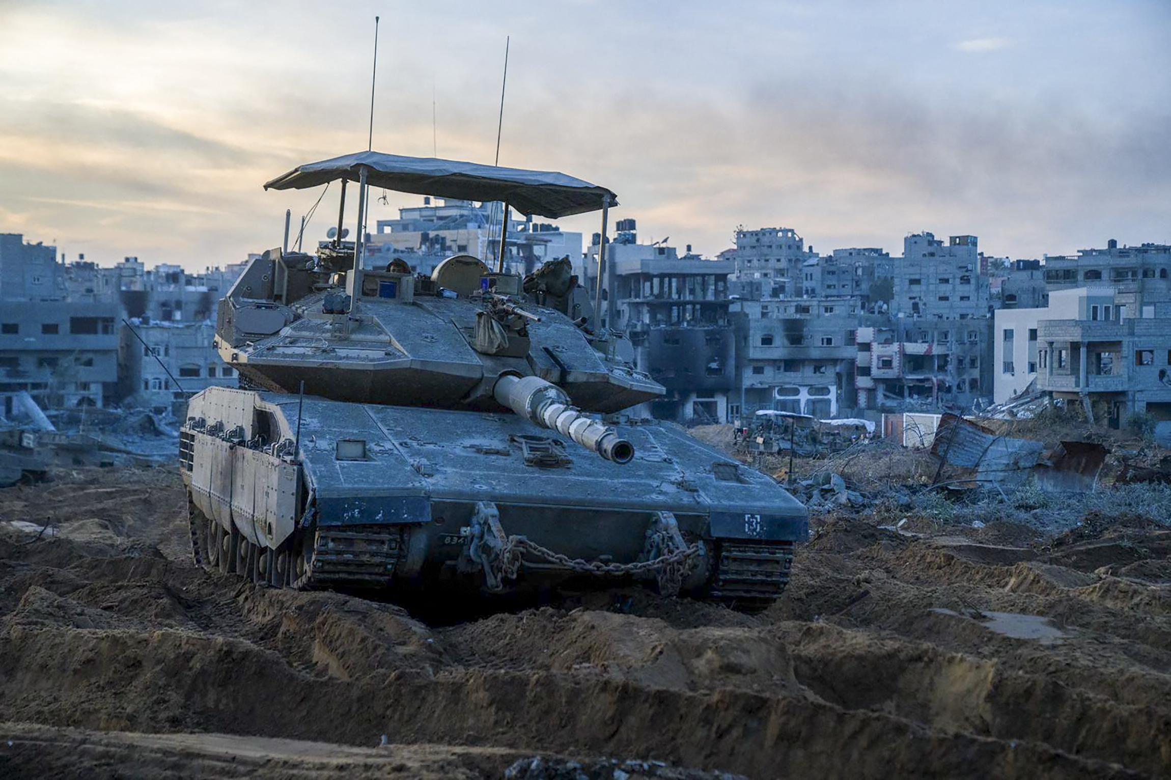 Cette photo publiée par l'armée israélienne montre un char israélien positionné dans la bande de Gaza le 7 décembre 2023, alors que les combats se poursuivent. [AFP/ ISRAELI ARMY]