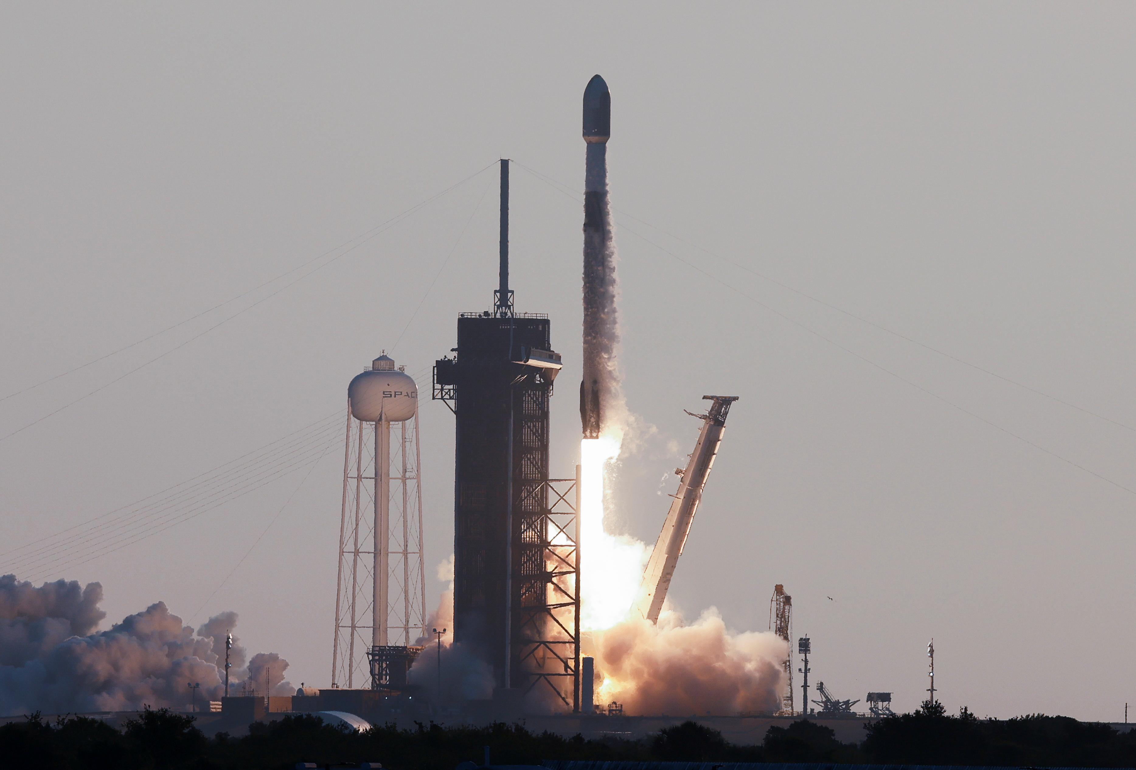 Une fusée Falcon 9 de SpaceX décolle du centre spatial Kennedy à Cap Canaveral, en Floride, avec à son bord 53 satellites internet Starlink, le 18 mai 2022. [Reuters - Joe Skipper]