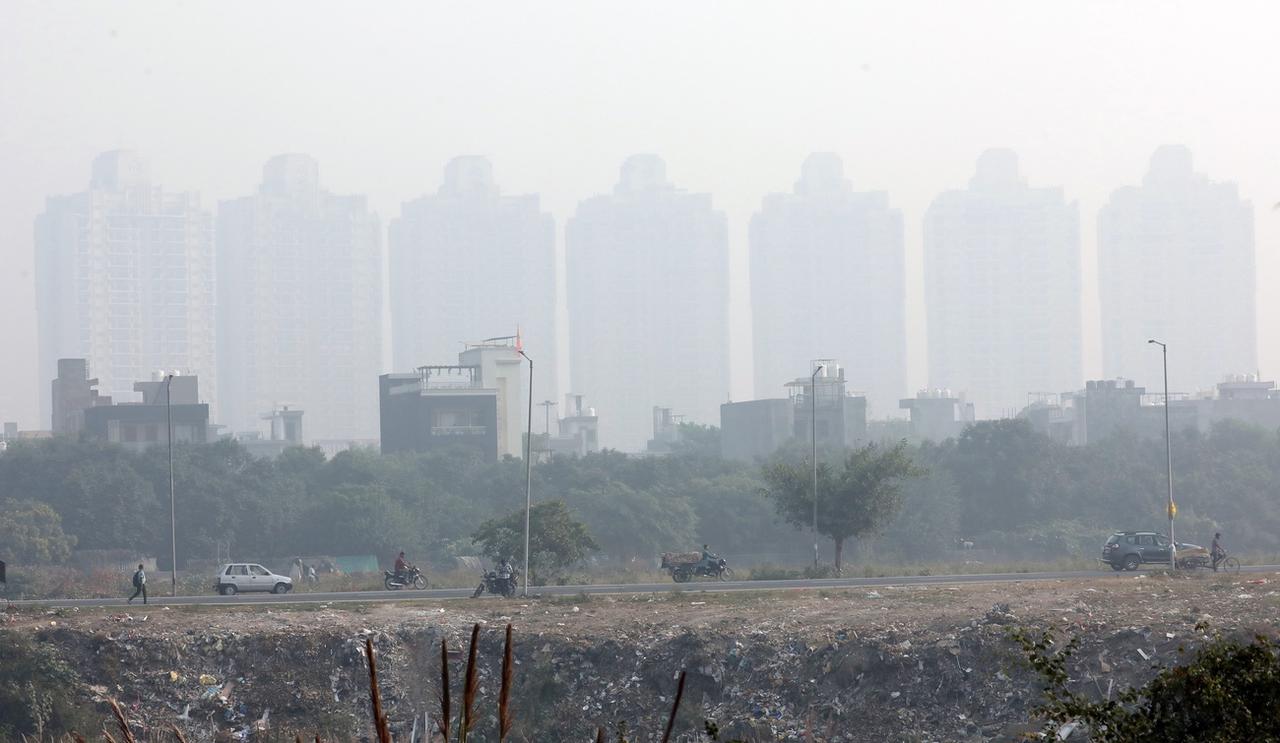 Les bâtiments résidentiels sont engloutis par un épais smog près de New Delhi, en Inde, le 30 octobre 2023. Comme l'indice de qualité de l'air (AQI) s'étend de 221 à 341, la qualité de l'air de Delhi est jugée « très mauvaise ». [EPA - Harish Tyagi]