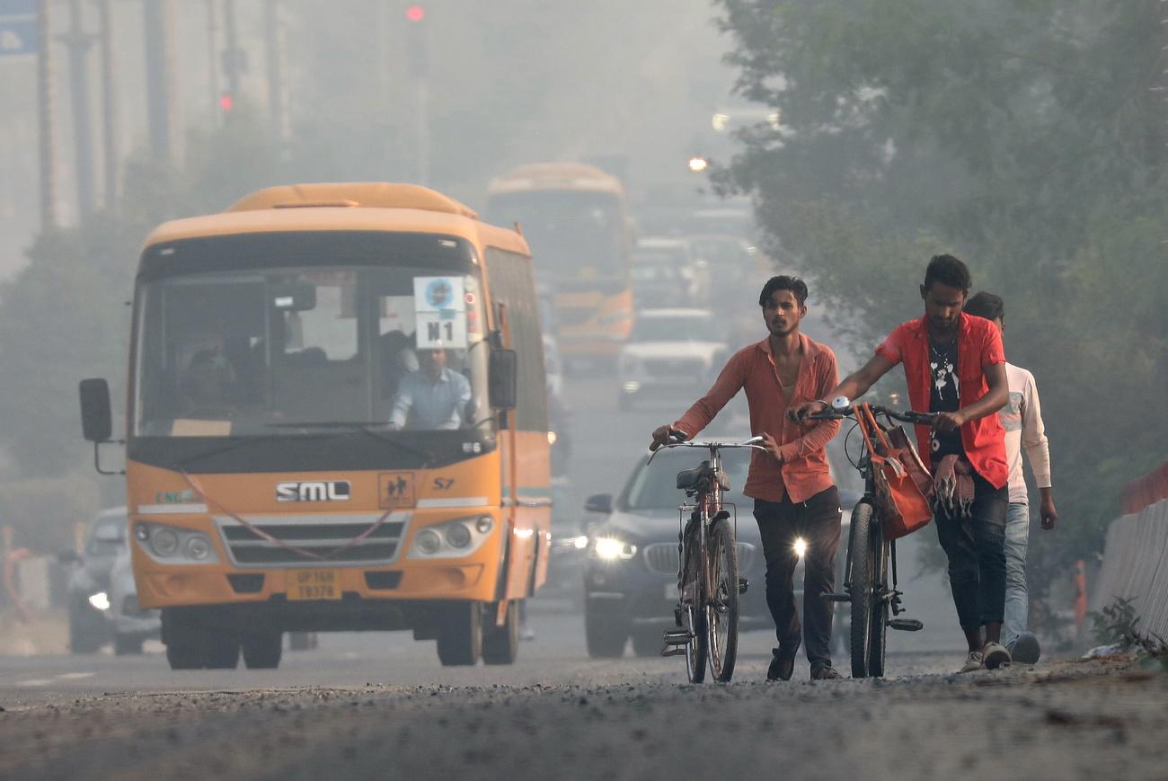 La circulation se déplace alors que la ville est engloutie par un épais smog près de New Delhi, Inde, le 30 octobre 2023. [EPA - Harish Tyagi]