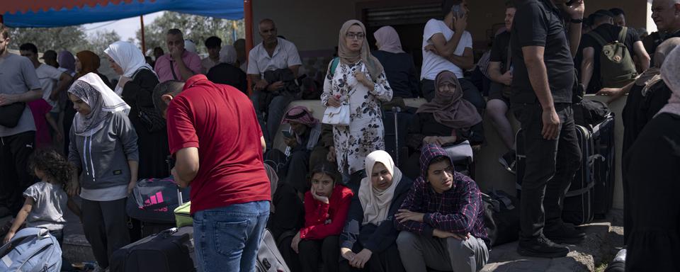 De nombreux Palestiniens toujours bloqués à la frontière entre l’Égypte et la bande de Gaza. [Keystone - Fatima Shbair]