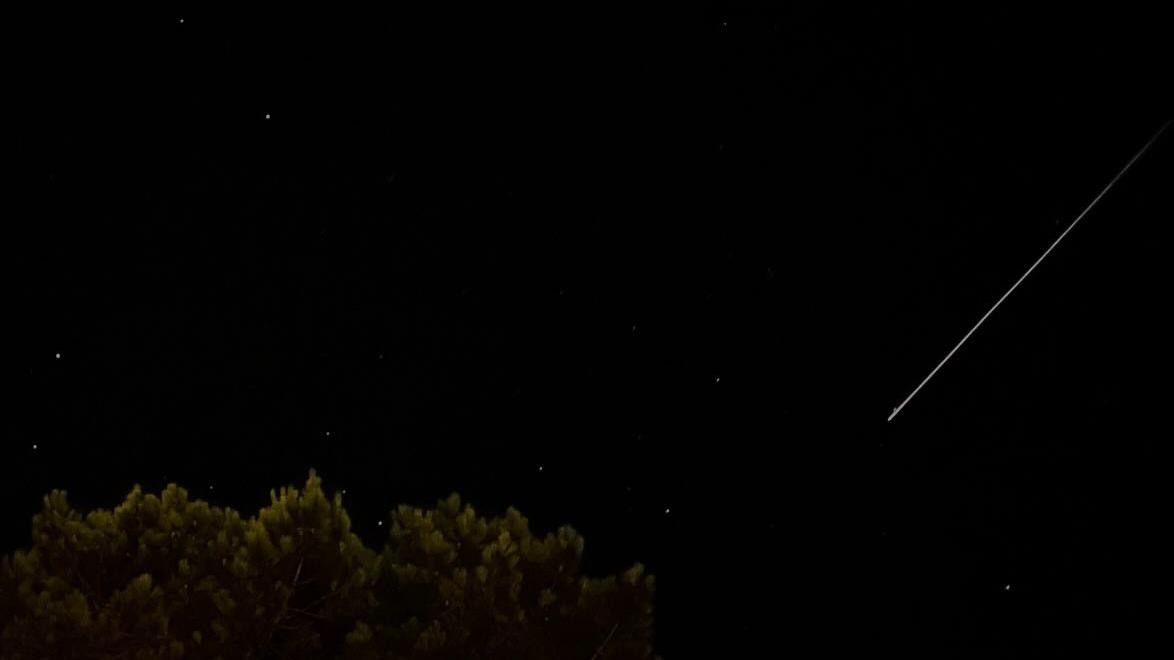 Une étoile filante dans le ciel de Sion, dans la nuit du 12 au 13 août 2023. [@MatteoGPV sur Instagram]