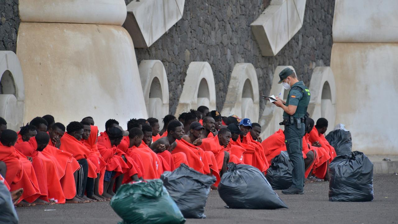 Aux îles Canaries, plus de 1200 migrants sont arrivés depuis samedi. [Keystone - Gelmert Finol]