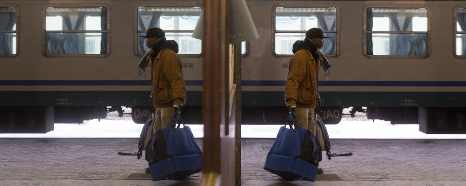 Un réfugié du nom de Mohamed se prépare à prendre un train qui l'emmènera hors de la zone risquée et parfois mortelle du Nord de l'Italie (image d'illustration). [TiPress / KEYSTONE - Pablo Gianinazzi]