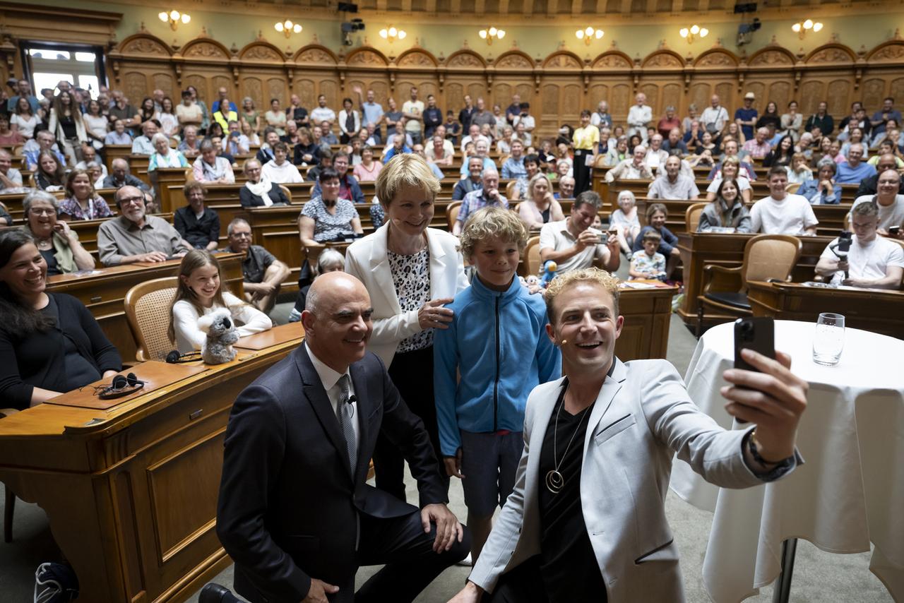 Le président de la Confédération Alain Berset et Michael Elsener, comédien de stand-up, prennent la pose lors des portes ouvertes de la Berne fédérale le dimanche 2 juillet 2023, au Conseil national. [Keystone - Anthony Anex]