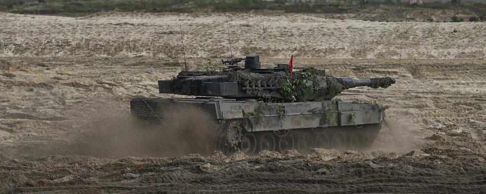 Un char Leopard utilisé par l'armée polonaise, à Nowa Deba, en Pologne, en septembre 2022. [AFP - Artur Widak/Anadolu Agency]