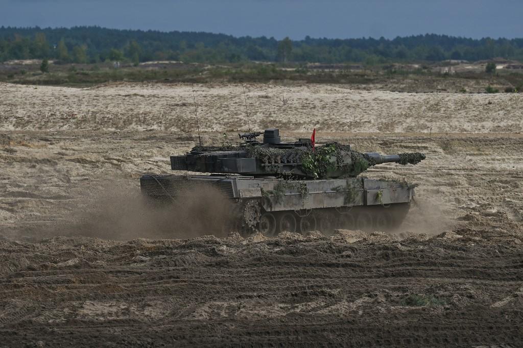 Un char Leopard utilisé par l'armée polonaise, à Nowa Deba, en Pologne, en septembre 2022. [AFP - Artur Widak/Anadolu Agency]