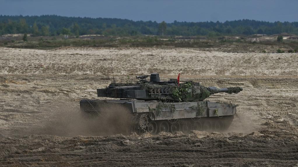 Un char Leopard utilisé par l'armée polonaise, à Nowa Deba, en Pologne, en septembre 2022. [AFP - Artur Widak/Anadolu Agency]