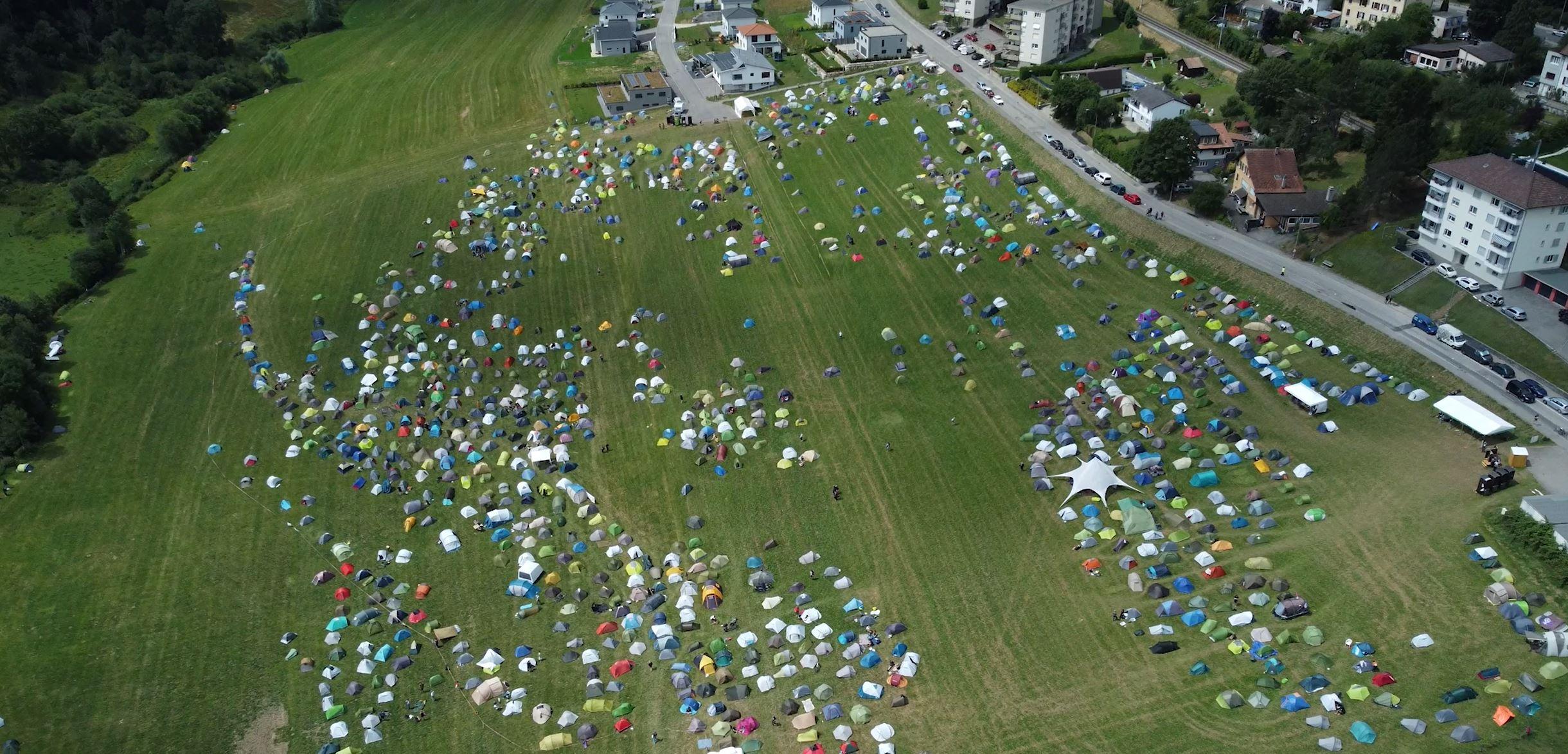 Une vue du camp à Saint-Imier où se sont réunis en juillet des milliers d'anarchistes. [Nouvo (capture d'écran)]