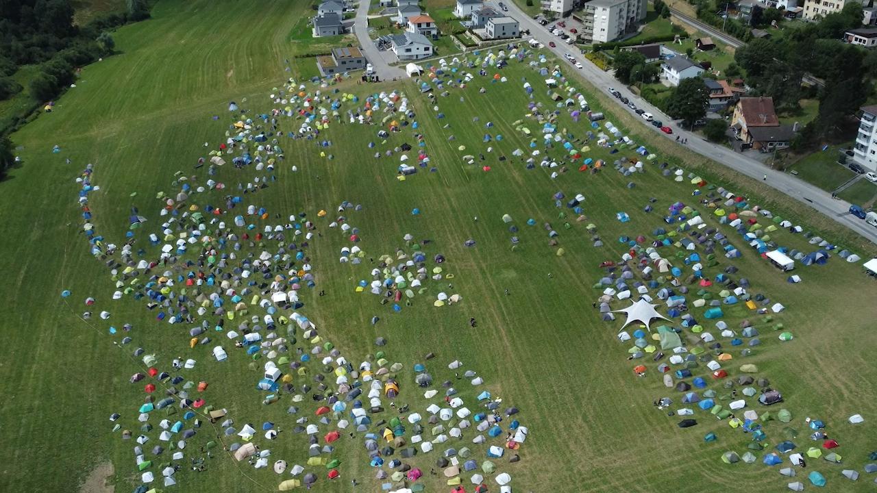 Une vue du camp à Saint-Imier où se sont réunis en juillet des milliers d'anarchistes. [Nouvo (capture d'écran)]