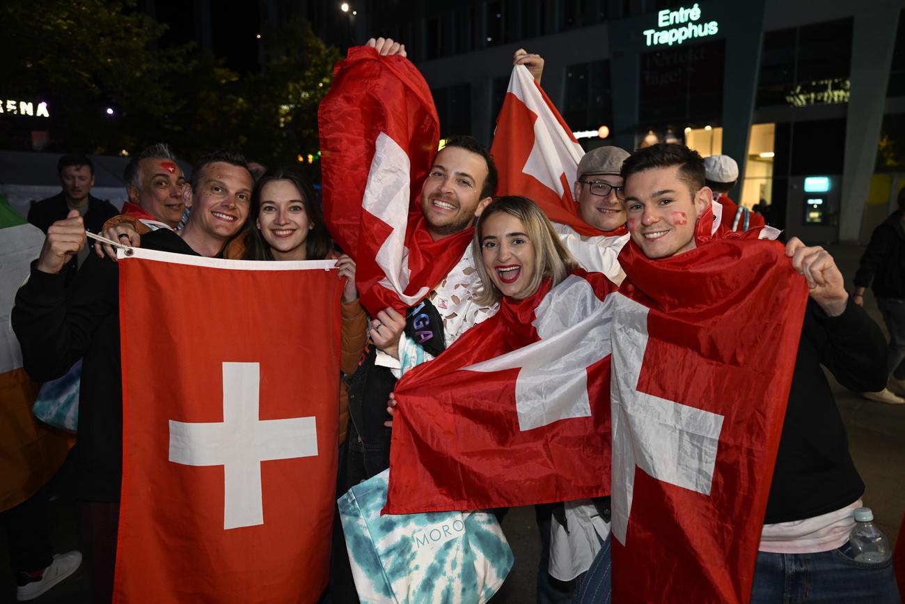 La joie des fans suisses à Malmö après la victoire de Nemo. [KEYSTONE - JOHAN NILSSON]