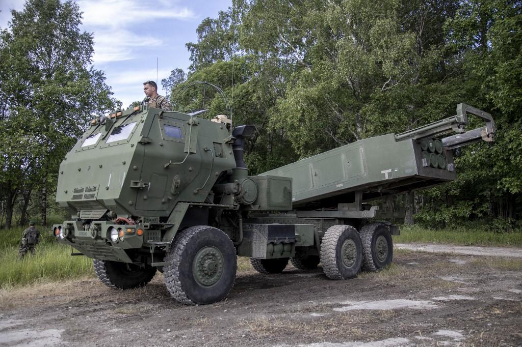 Des militaires américains avec un système d'artillerie HIMARS pendant des exercices militaires en Suède, le 11 juin 2024. [Anadolu via AFP - NARCISO CONTRERAS]