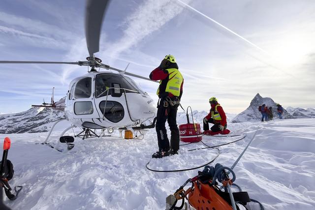 Les équipes de recherches dans la région de Tête Blanche, le 14 mars 2024. [KEYSTONE]