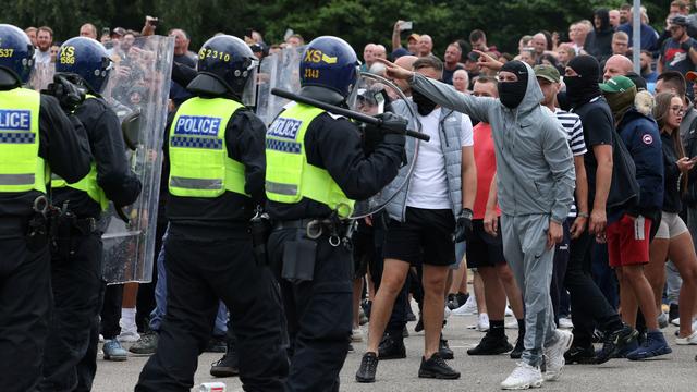 Des manifestants anti-immigrants à Rotherham, le 4 août 2024. [Reuters - Hollie Adams]