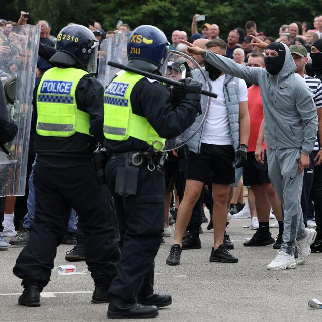 Des manifestants anti-immigrants à Rotherham, le 4 août 2024. [Reuters - Hollie Adams]