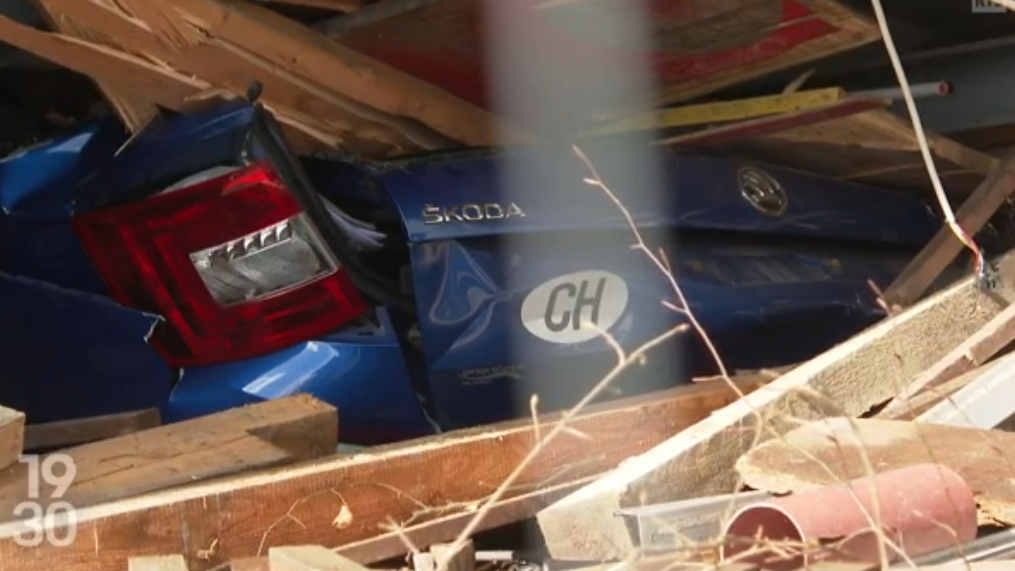 Une des voitures écrasée par un pan de falaise dans la Basse-Ville de Fribourg. [RTS]