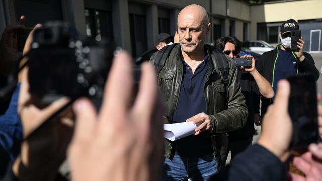 Alain Soral à sa sortie du tribunal après son procès en appel pour homophobie contre un journaliste, à Lausanne, le mercredi 27 septembre 2023. [KEYSTONE - LAURENT GILLIERON]