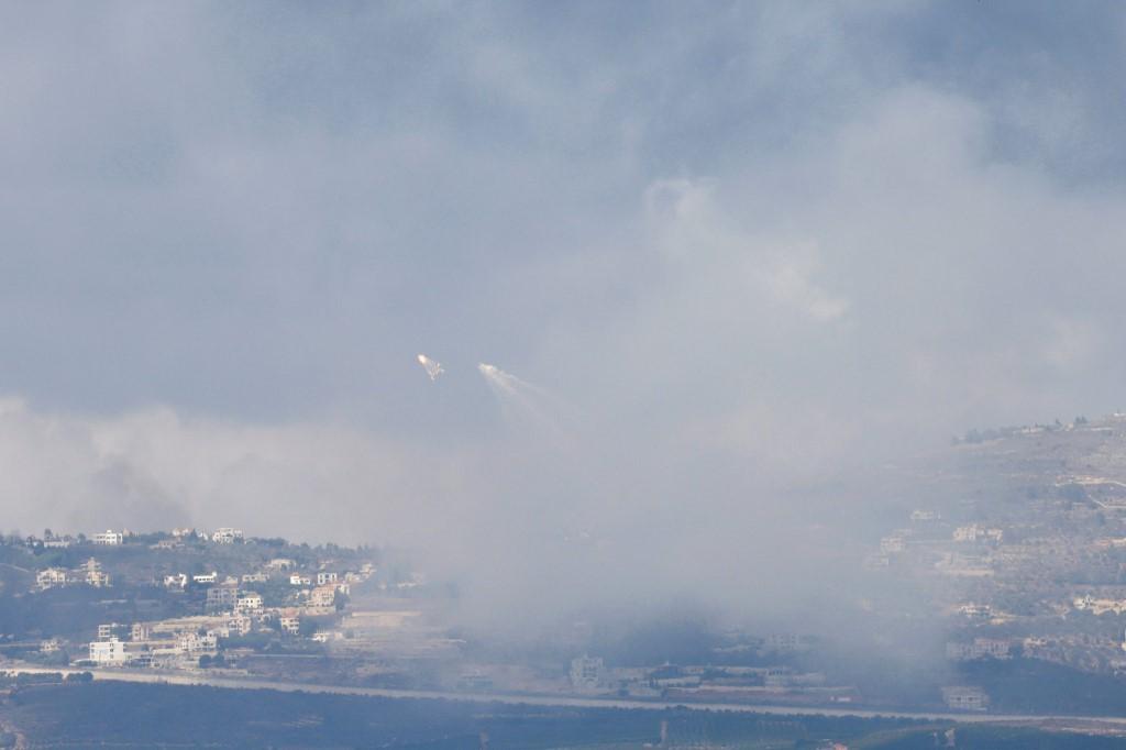 Une photo prise depuis le nord d'Israël, le long de la frontière avec le sud du Liban, montre de la fumée s'élevant au-dessus du village libanais d'Adaisseh lors d'un bombardement israélien, le 1er octobre 2024. [AFP - JALAA MAREY]