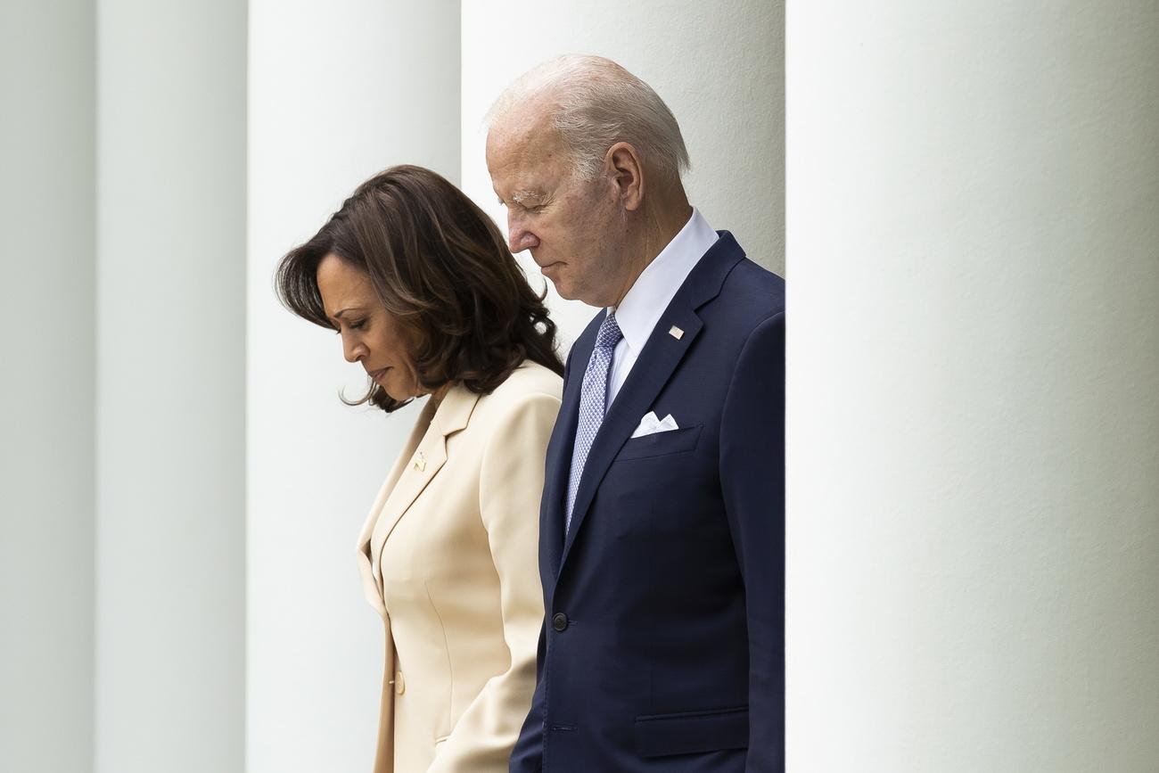 Le président américain Joe Biden et la première dame Kamala Harris arrivent dans la roseraie de la Maison Blanche à Washington, le 1er mai 2023. [KEYSTONE - MICHAEL REYNOLDS / POOL]
