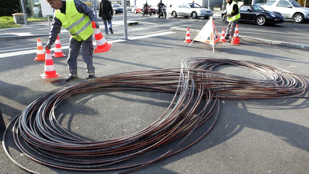 Quelque 3200 km de travaux prévus pour étendre le réseau de fibre optique de Swisscom. [Keystone - Salvatore Di Nolfi]