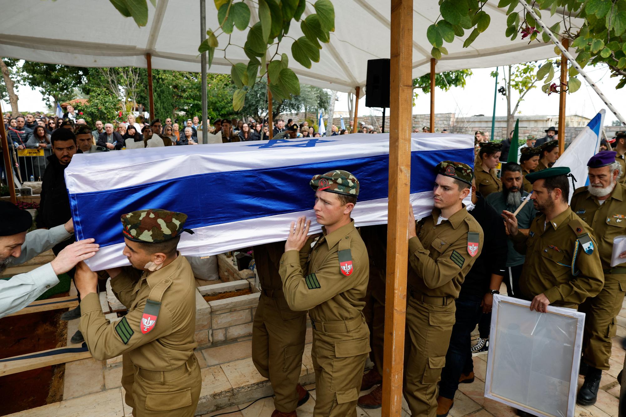 Les funérailles d'un soldat israélien tué dans la bande de Gaza, le 3 mars 2024 à Rehovot, en Israël. [REUTERS - Carlos Garcia Rawlins]