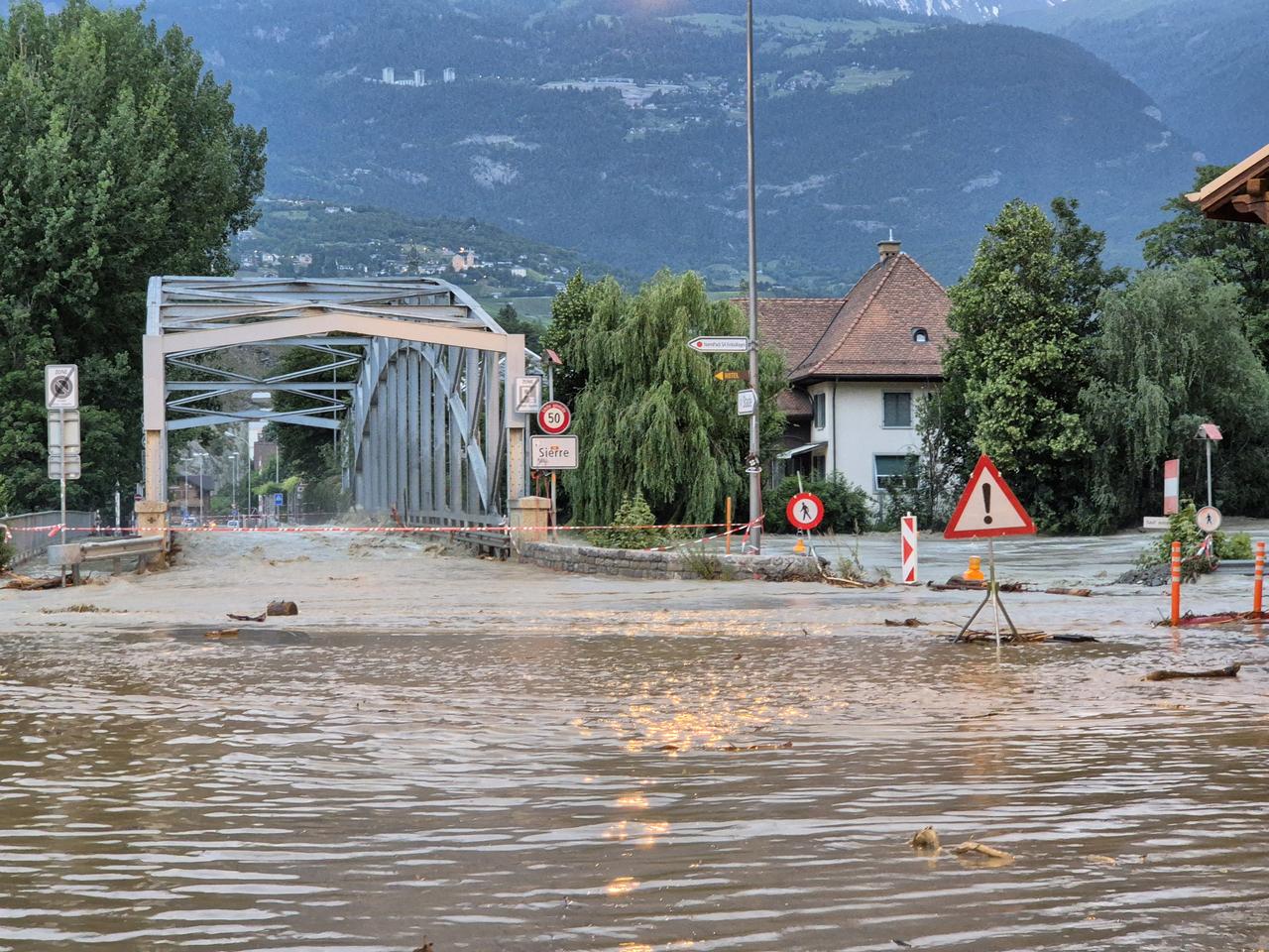 Le pont de Chippis menacé par les eaux. [RTS - Romain Boisset]