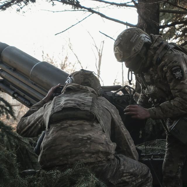 Des artilleurs ukrainiens en action dans la région d'Avdiivka, le 24 février 2024. [KEYSTONE - VITALII NOSACH]