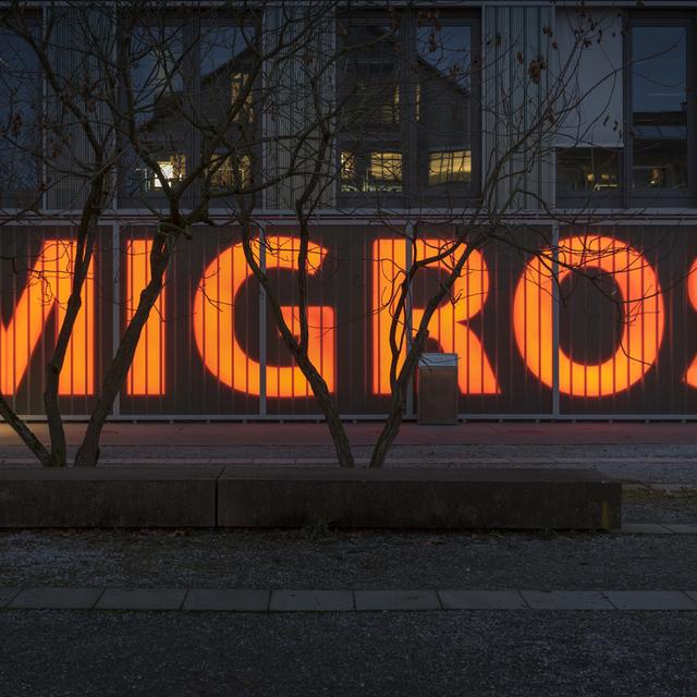 Le logo de Migros sur une façade d'immeuble à Zurich. [KEYSTONE - CHRISTIAN BEUTLER]