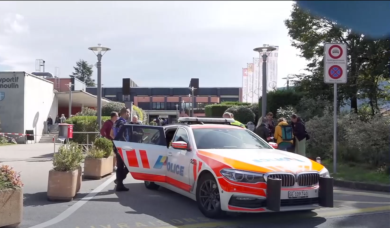 La police genevoise sur les lieux de l'accident à Thônex. [RTS]