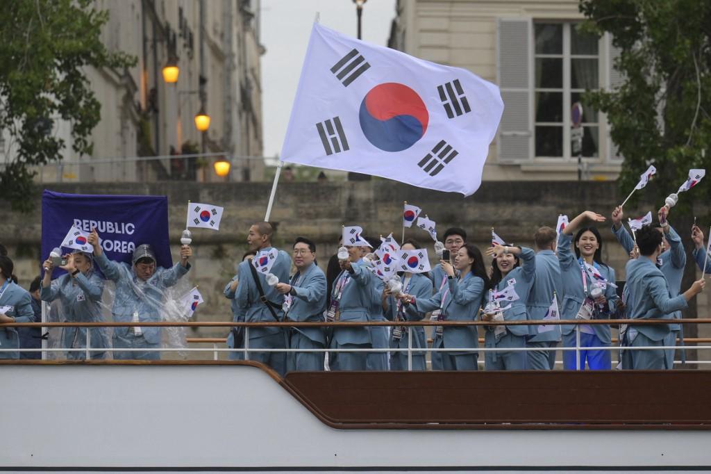 La délégation sud-coréenne lors du défilé sur la Seine. [Anadolu via AFP - MEHMET MURAT ONEL]