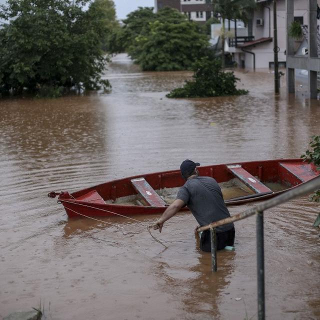 Un bénévole s'approche d'un bateau dans la ville de Sao Sebastiao do Cai, dans l'État du Rio Grande do Sul, au Brésil, le 2 mai 2024. [AFP - ANSELMO CUNHA]