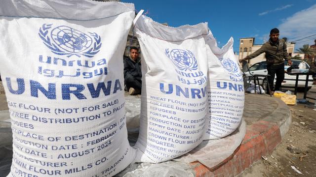 Des Palestiniens déplacés attendent de recevoir de l'aide de l'Office de secours et de travaux des Nations Unies (UNRWA) dans le sud de la bande de Gaza, le 7 mars 2024. [REUTERS - Mohammed Salem]