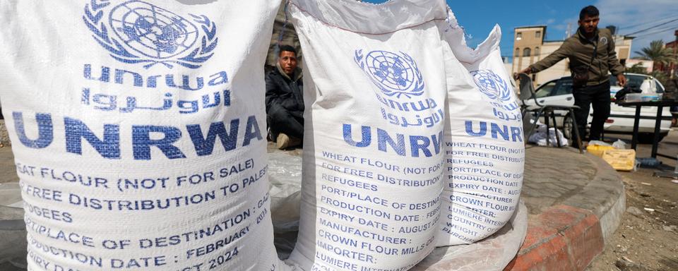 Des Palestiniens déplacés attendent de recevoir de l'aide de l'Office de secours et de travaux des Nations Unies (UNRWA) dans le sud de la bande de Gaza, le 7 mars 2024. [REUTERS - Mohammed Salem]