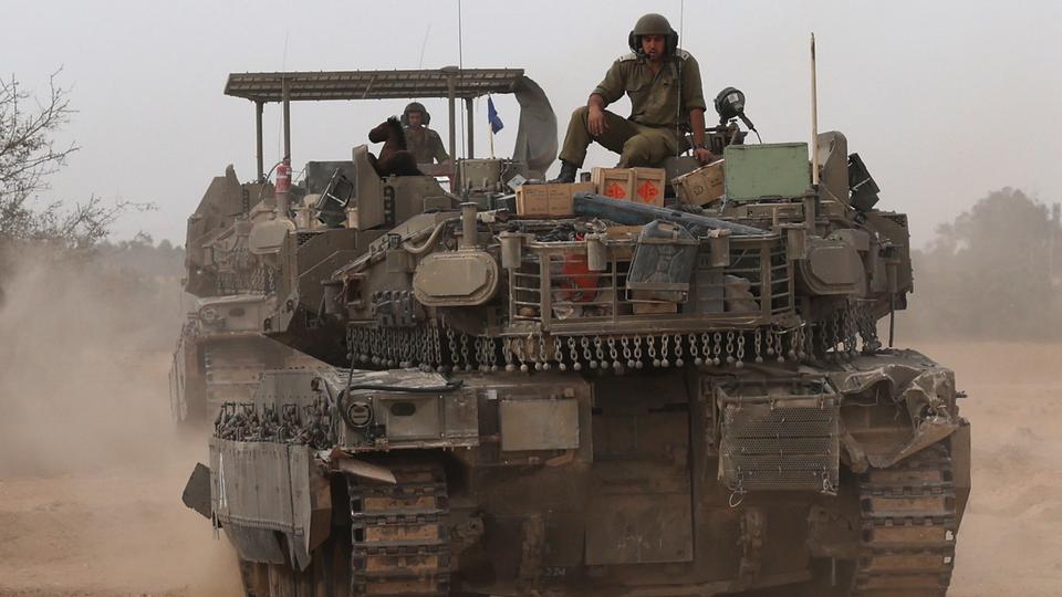 Un tank israélien en poste près de Rafah, le 25 avril 2024. [KEYSTONE - ATEF SAFADI]