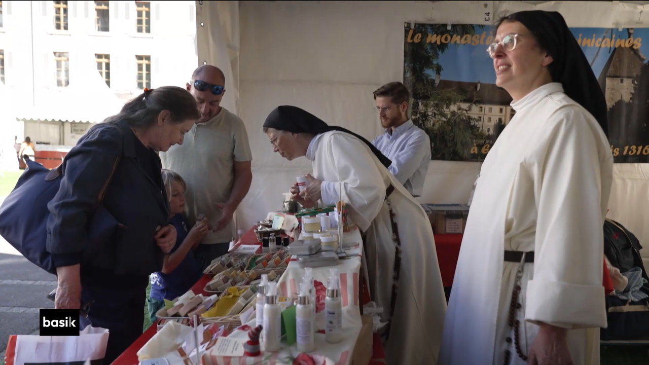 Le marché monastique de Saint-Maurice remporte un grand succès. [RTS]