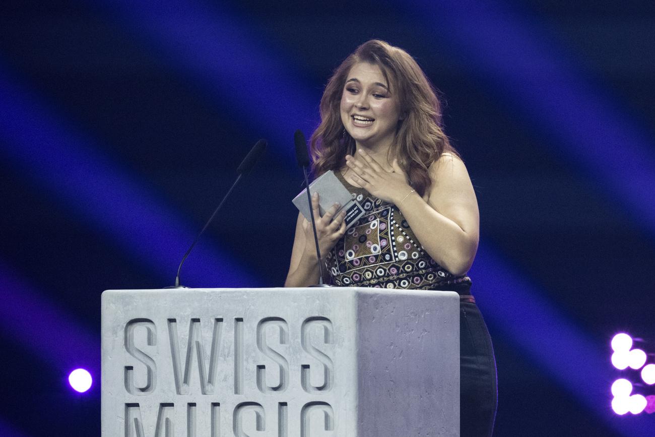 Joya Marleen a reçu le prix de la meilleure artiste lors de la cérémonie des Swiss Music Awards à Zurich, le 8 mai 2024. [KEYSTONE - URS FLUEELER]