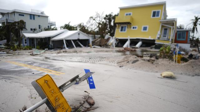 Une maison, en haut à droite, est renversée de ses pilotis après le passage de l'ouragan Milton, à Bradenton Beach sur l'île d'Anna Maria, en Floride, le jeudi 10 octobre 2024. [KEYSTONE - REBECCA BLACKWELL]