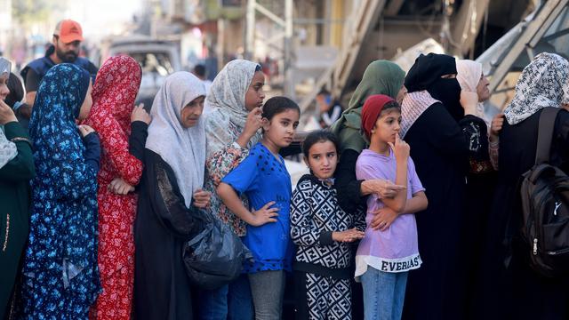 Dans la bande de Gaza de nombreuses femmes et filles vivent actuellement dans des établissements surpeuplés, où les conditions sanitaires sont déplorables. [AFP - Mohammed Abed]