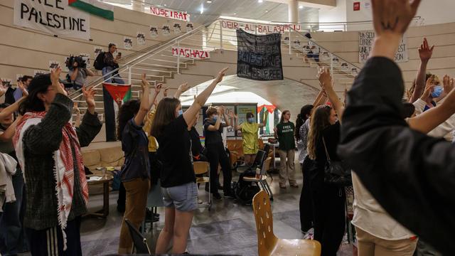 Des étudiants de l''UNIGE dans le batiment de Uni Mail, le lundi 13 mai 2024. [KEYSTONE - SALVATORE DI NOLFI]