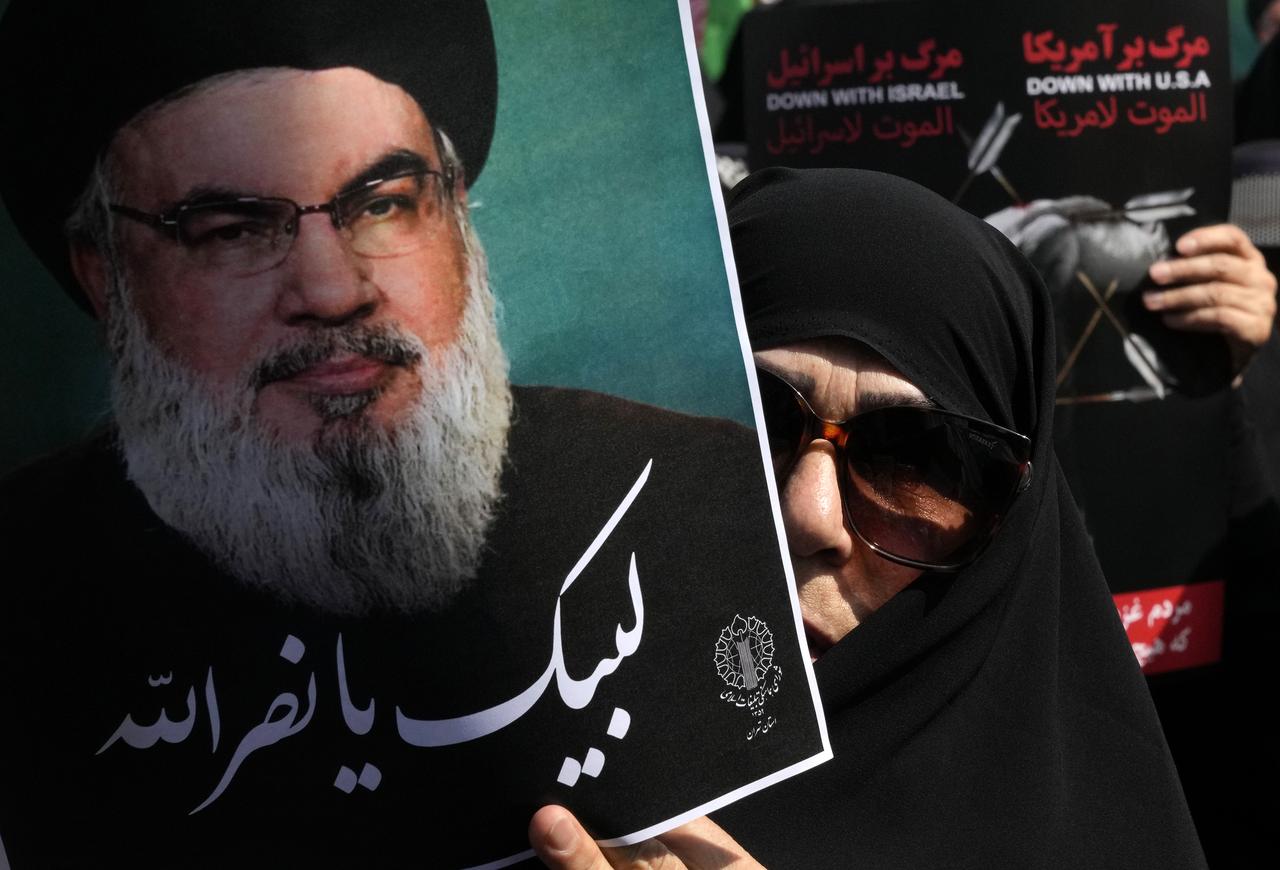 Le portrait de Hassan Nasrallah,  le chef du Hezbollah dont Israël a annoncé le décès, lors d'une manifestation à Téhéran, en Iran, le 27 septembre 2024. [KEYSTONE - VAHID SALEMI]