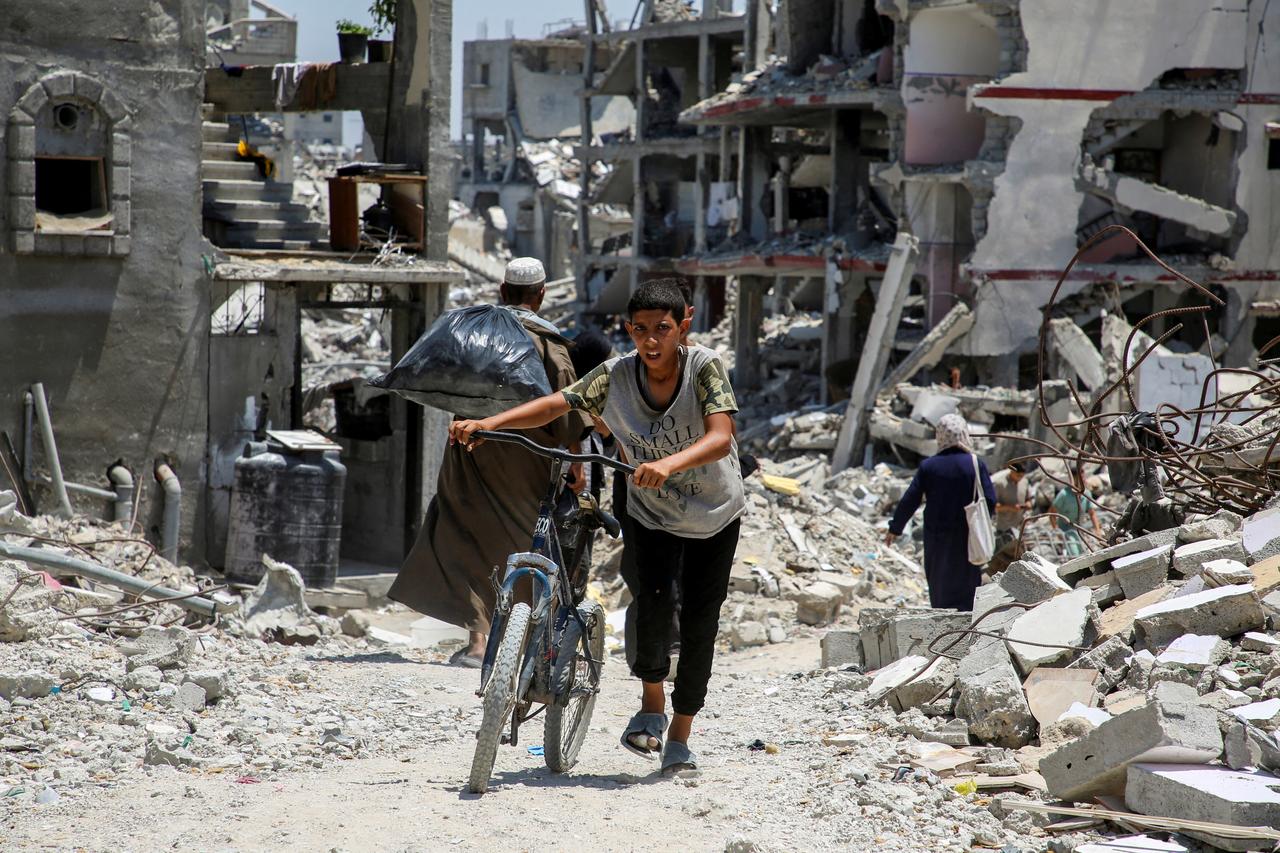 Des habitants de Khan Yunès dans les ruines de leur localité, le 10 juillet 2024. [REUTERS - Hatem Khaled]