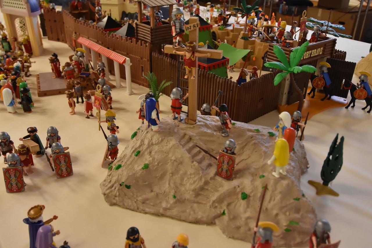 La scène représentant la crucifixion de Jésus avec des personnages de Playmobil. [RTS - Gael KLEIN]