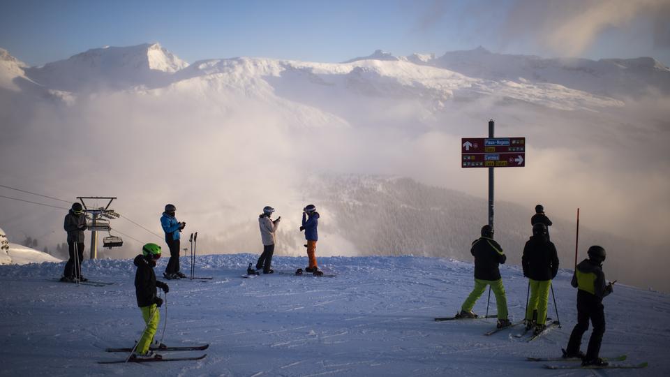 Des skieurs sur le domaine skiable de Flims Laax Falera. [KEYSTONE - GIAN EHRENZELLER]