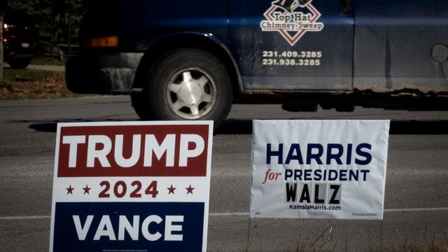 Des panneaux de soutien à Kamala Harris et à Donald Trump près de Traverse City, dans le Michigan, le 26 septembre 2024. [Getty Images via AFP - SCOTT OLSON]