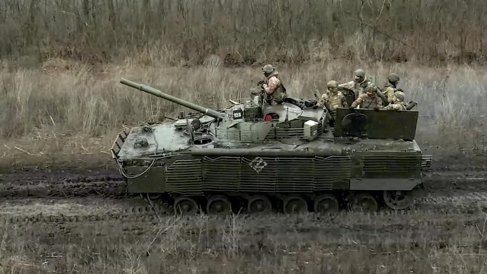 Un char russe en mouvement dans le Donbass en avril 2024 (image d'illustration) [KEYSTONE - RUSSIAN DEFENCE MINISTRY PRESS S]