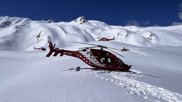 Un hélicoptère d'Air Zermatt participant aux opérations de secours, le mardi 2 avril 2024 dans la région du Petit Combin. [Police cantonale valaisanne]