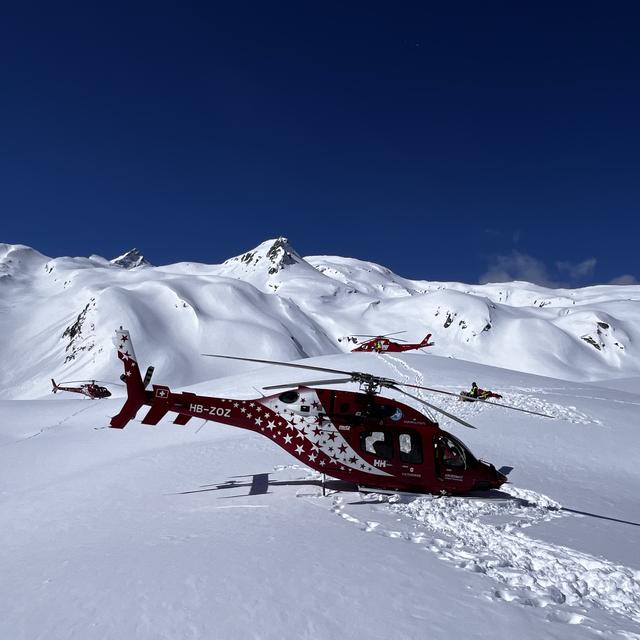 Un hélicoptère d'Air Zermatt participant aux opérations de secours, le mardi 2 avril 2024 dans la région du Petit Combin. [Police cantonale valaisanne]