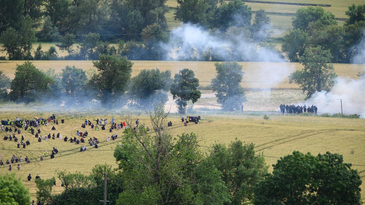 En France, plusieurs milliers d'opposants écologistes à l'autoroute A69 manifestent. [AFP - Ed Jones]